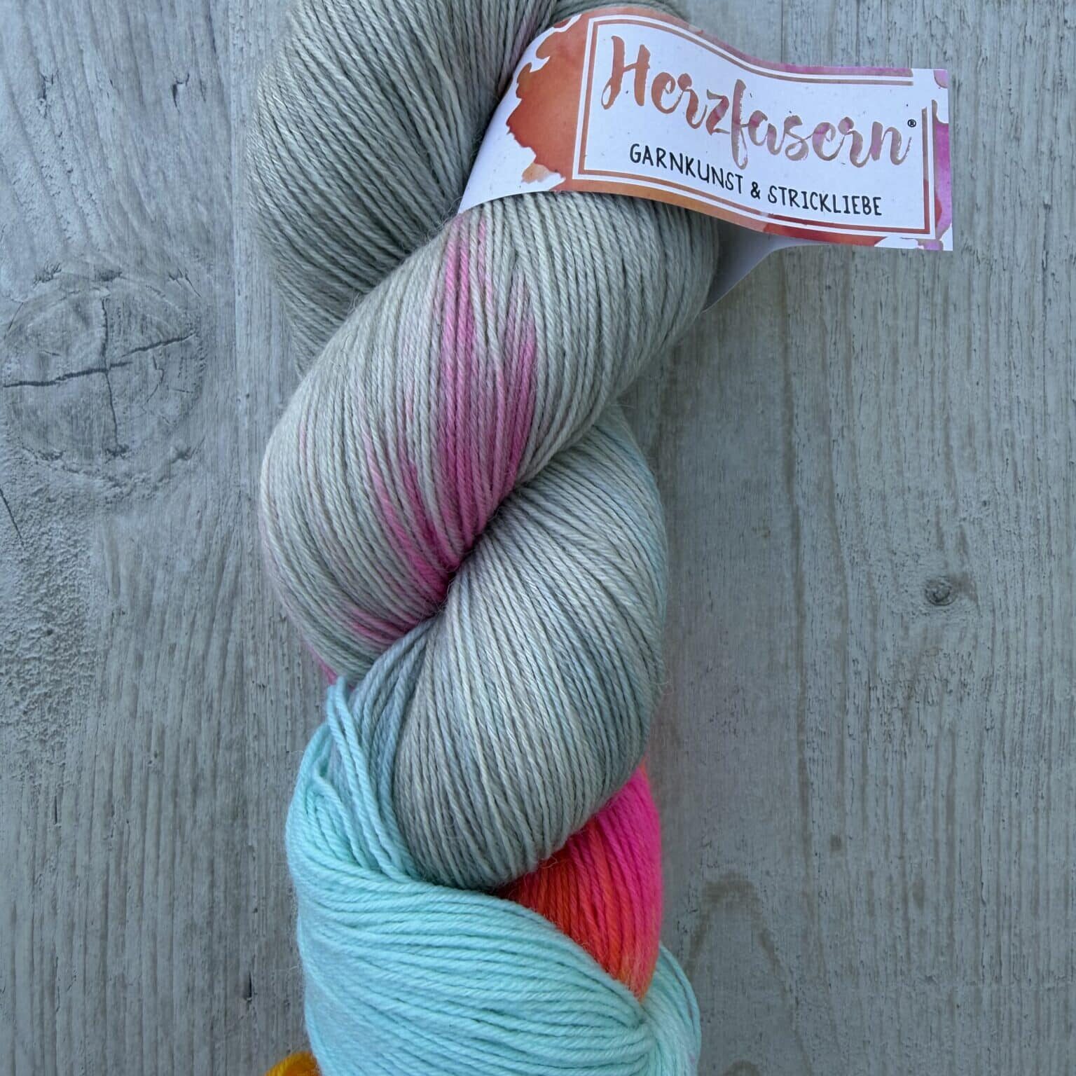 Herzfasern No. 20 Pastellgewitter – handgefärbtes Sockengarn aus Merinowolle und Polyamid in Salbeigrün, Rosa, Türkis, Pink und Gelb.